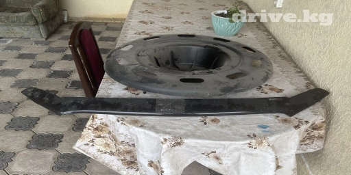 Продаю срочно мухобойку на капот и для запаски крепление защитное