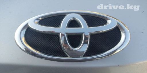 Продается эмблема тайота камри 45 оригинал
