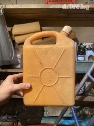 Канистра для масла, состояние хорошее. Торг уместен