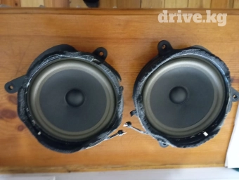 Колонки в идеальном состоянии на Мерседес W210 с передней и задней