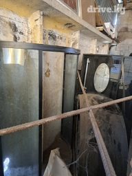 1 душ кабина 90*90. 6000 сом 2 детская коляска 1500 с 3 мини дробилка