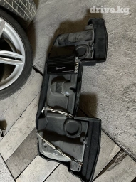 На бмв Е39, штатный сабвуфер под заднюю полку, +усилитель обшивка