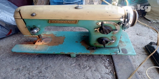 Продаю старую швейную машинку есть от нее стол машинка рабочая