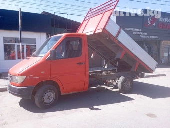 Самосвал грузовые тахи по городу по региону Портер Портер Портер