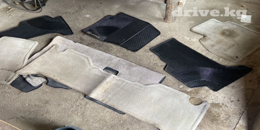 Родные Резиновые Полики Для багажника Lexus, цвет - Черный, Б/у